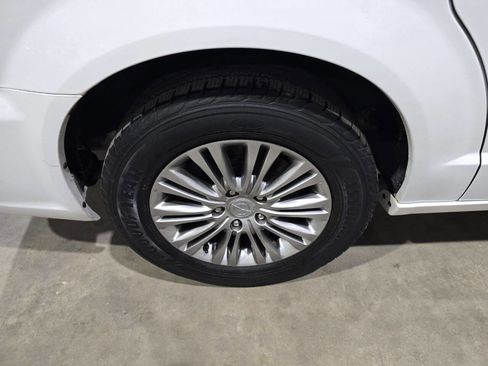Used 2016 Chrysler Town & Country Touring-L w/ Driver Convenience Group FWD image 18