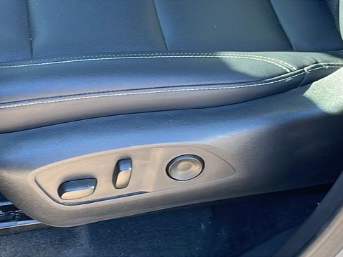 Used 2025 Chevrolet Traverse LT image 11