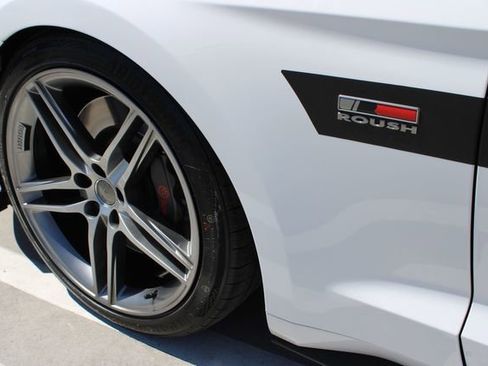 Used 2017 Ford Mustang GT Premium w/ GT Performance Package RWD image 8
