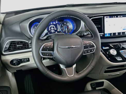 Used 2024 Chrysler Pacifica Touring-L FWD image 18
