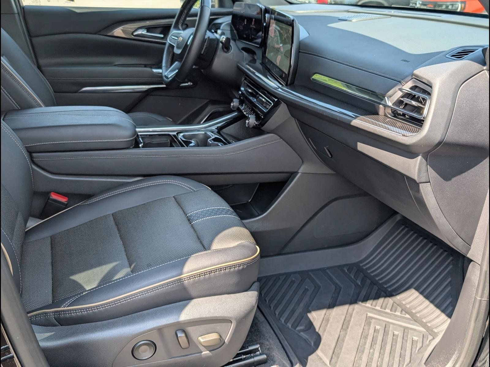 Used 2025 Chevrolet Traverse High Country FWD image 13