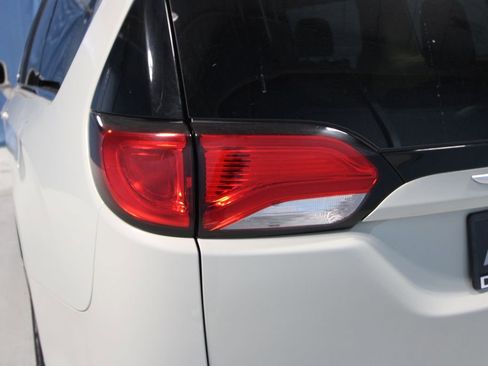 Used 2017 Chrysler Pacifica Limited w/ UConnect Theater Package image 36