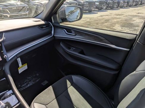 New 2026 Jeep Grand Cherokee Altitude image 18