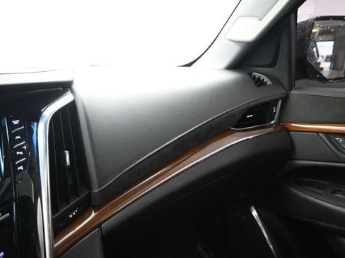 Used 2017 Cadillac Escalade Luxury AWD/4WD image 29