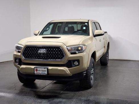 Used 2018 Toyota Tacoma TRD Sport w/ Technology Package image 4