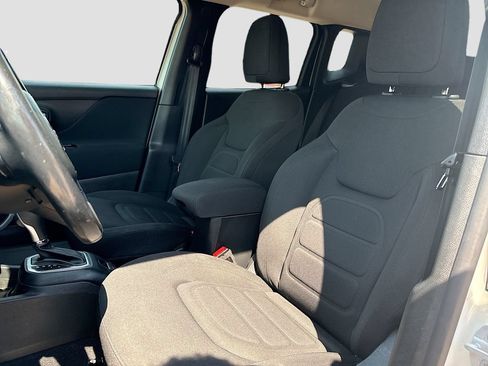 Used 2020 Jeep Renegade Latitude w/ Cold Weather Group AWD/4WD image 19