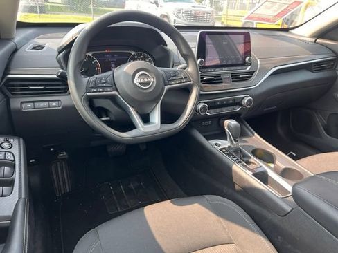 Used 2025 Nissan Altima 2.5 SV FWD image 13
