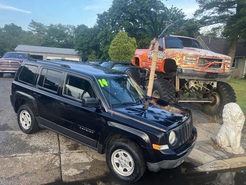 Used 2014 Jeep Patriot Sport w/ Power Value Group FWD image 2