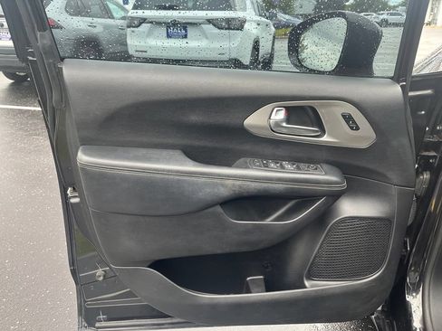 Used 2020 Chrysler Pacifica Touring-L AWD/4WD image 9