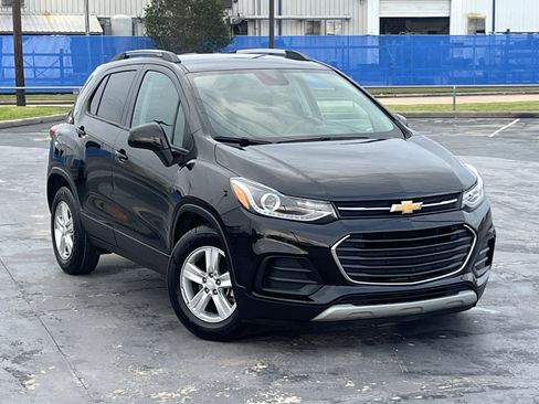 Used 2021 Chevrolet Trax LT w/ Driver Confidence Package FWD image 3