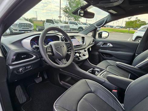 New 2026 Chrysler Pacifica Limited w/ Uconnect Theater Family Group image 10
