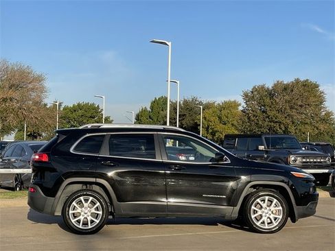 Used 2018 Jeep Cherokee Latitude image 3