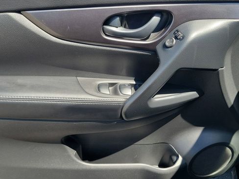 Used 2020 Nissan Rogue Sport S image 17