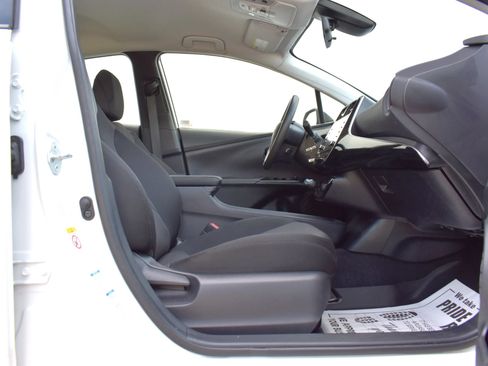 Used 2021 Toyota Prius LE AWD/4WD image 28