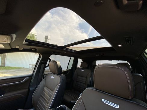New 2026 GMC Acadia Denali Ultimate w/ LPO, Floor Liner Package AWD/4WD image 19