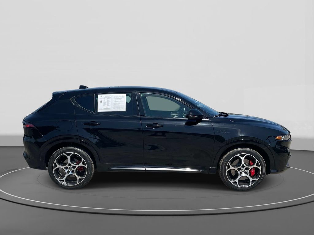 Used 2025 Alfa Romeo Tonale w/ Premium Package AWD/4WD image 3