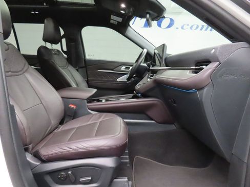 Used 2025 Ford Explorer Platinum w/ LUX Leather Package AWD/4WD image 38