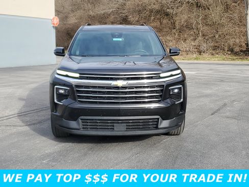 Used 2025 Chevrolet Traverse LT image 2