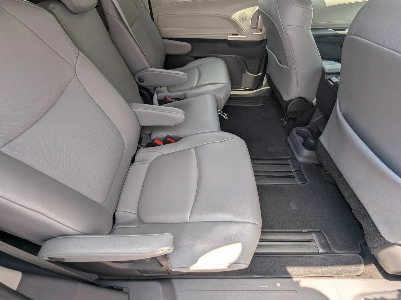 Used 2022 Toyota Sienna XLE FWD image 14