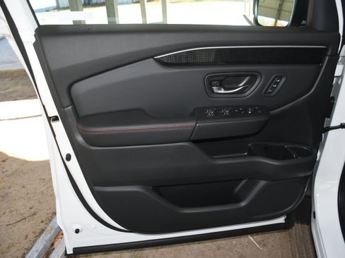 New 2025 Honda Pilot Black Edition image 5