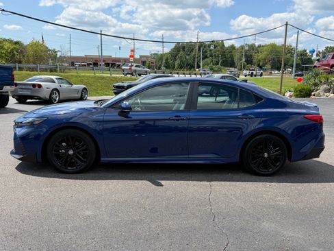 Used 2025 Toyota Camry SE FWD image 5