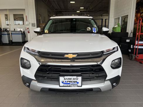 Used 2023 Chevrolet TrailBlazer LT FWD image 2