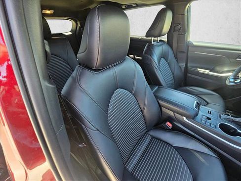 Used 2024 Toyota Highlander XSE image 19