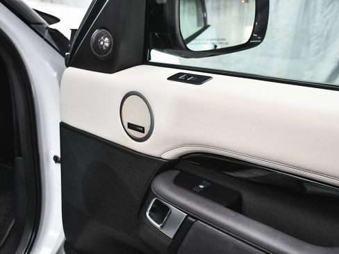 Used 2025 Land Rover Discovery S image 17