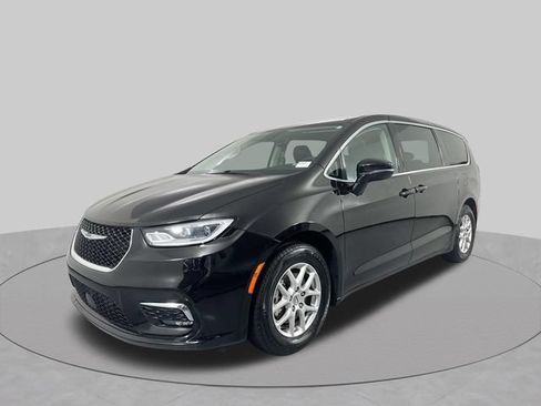 Used 2024 Chrysler Pacifica Touring-L FWD image 2