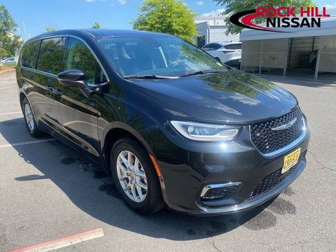 Used 2023 Chrysler Pacifica Touring-L FWD image 1