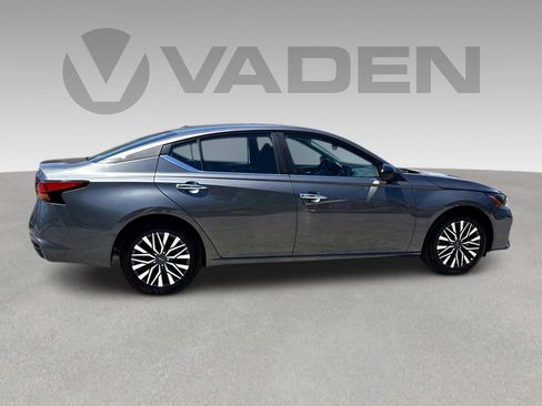 Used 2025 Nissan Altima 2.5 SV FWD image 23
