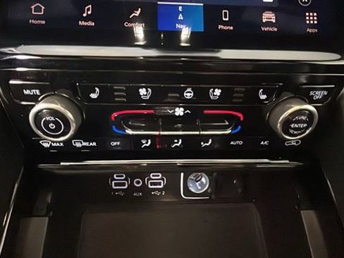 Used 2023 Jeep Grand Cherokee Overland w/ Luxury Tech Group IV AWD/4WD image 20
