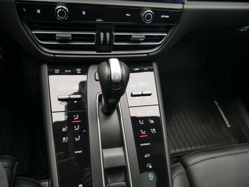 Certified 2023 Porsche Macan AWD/4WD image 34