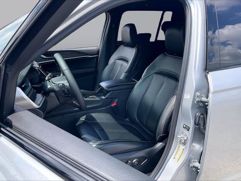 Used 2025 Jeep Grand Cherokee Limited w/ Black Appearance Package RWD image 9