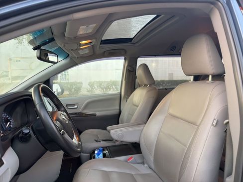Used 2015 Toyota Sienna XLE image 9