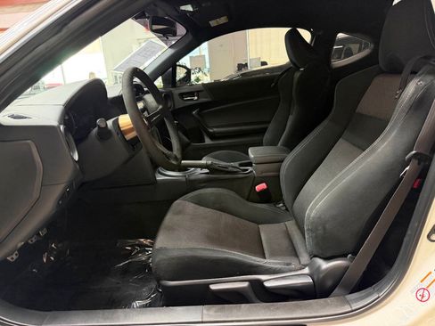 Used 2017 Toyota 86 RWD image 9