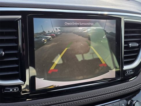 Used 2021 Chrysler Pacifica Touring-L image 21