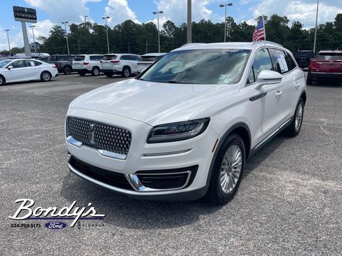 Used 2019 Lincoln Nautilus Premier AWD/4WD image 3