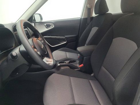 Used 2025 Kia Soul LX w/ LX Technology Package FWD image 17
