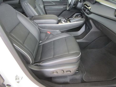 Used 2025 Buick Enclave Preferred FWD image 34