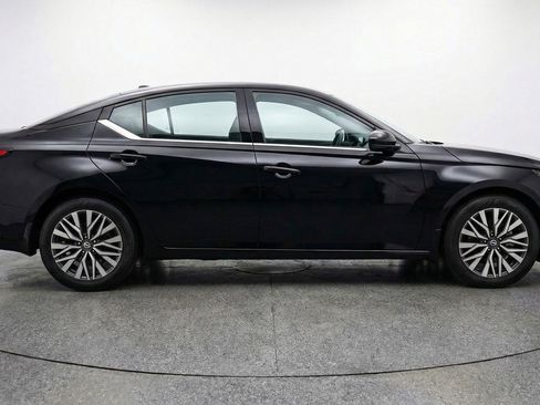 Used 2025 Nissan Altima 2.5 SV image 11