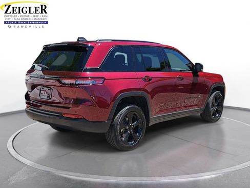 Used 2023 Jeep Grand Cherokee Altitude AWD/4WD image 5