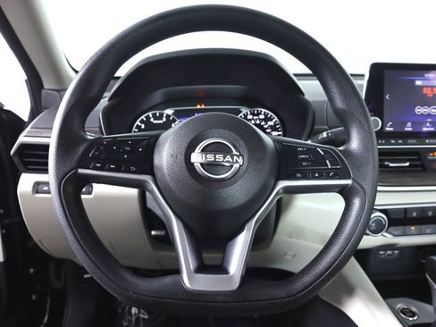 Used 2025 Nissan Altima 2.5 SV FWD image 11