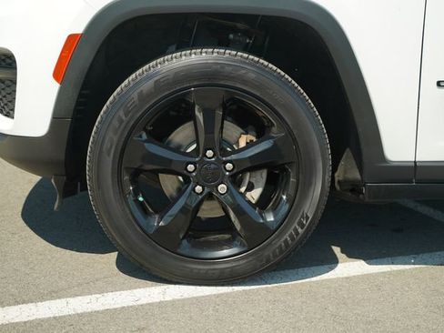 Used 2023 Jeep Grand Cherokee Altitude AWD/4WD image 11