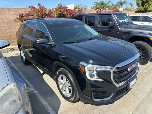 Used 2022 GMC Terrain SLE w/ Driver Convenience Package image 2