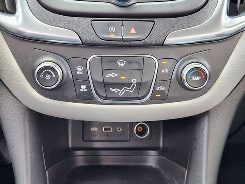 Used 2022 Chevrolet Equinox LS w/ LS Convenience Package FWD image 19