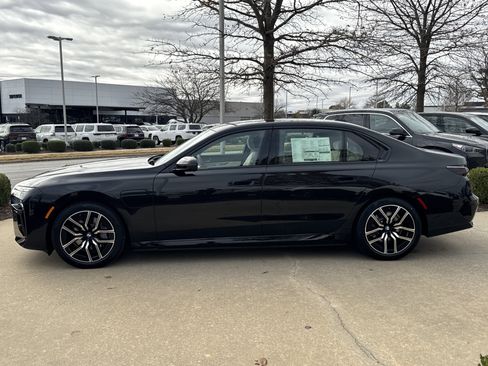 New 2026 BMW 750e xDrive image 2