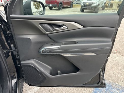 Used 2025 Chevrolet Traverse LT image 54
