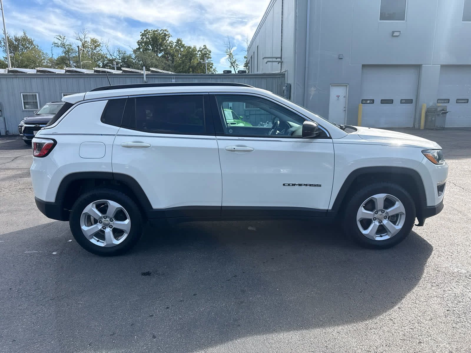 Used 2019 Jeep Compass Latitude w/ Popular Equipment Group AWD/4WD image 2