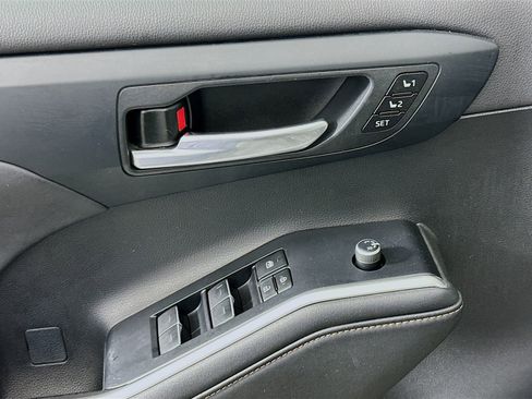 Used 2023 Toyota Highlander Bronze Edition image 18